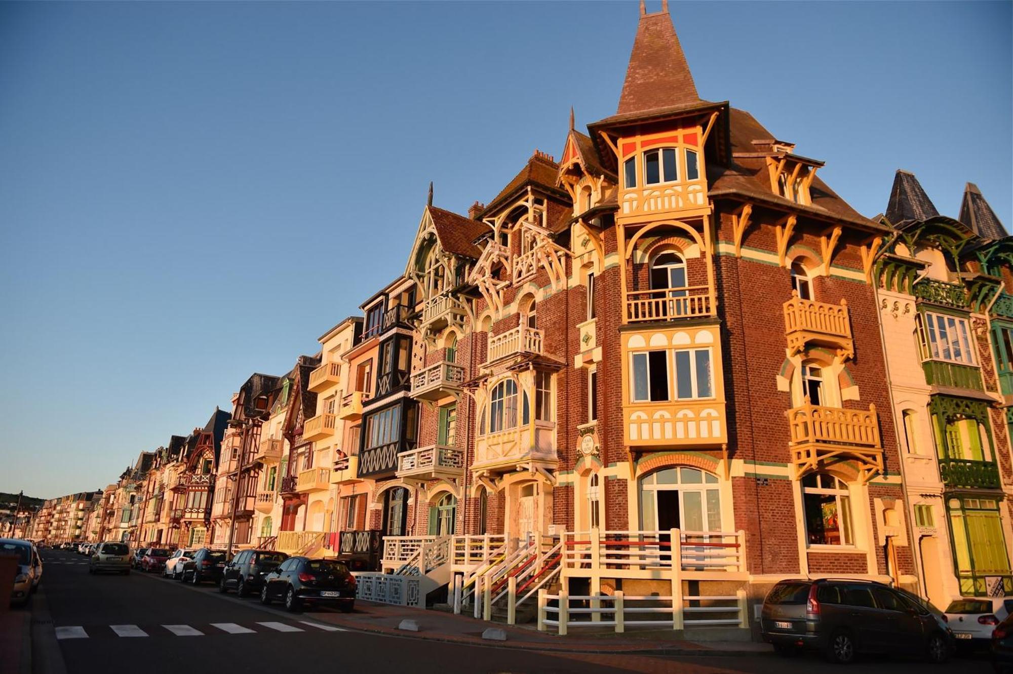 Idealement Situe "Le Studio" Les Locations Isahora Sont Aussi A 2 Pas Du Chateau D'Eu, Des Falaises Du Treport, De Mers Les Bains Et Aux Portes De La Baie De Somme ウー  エクステリア 写真