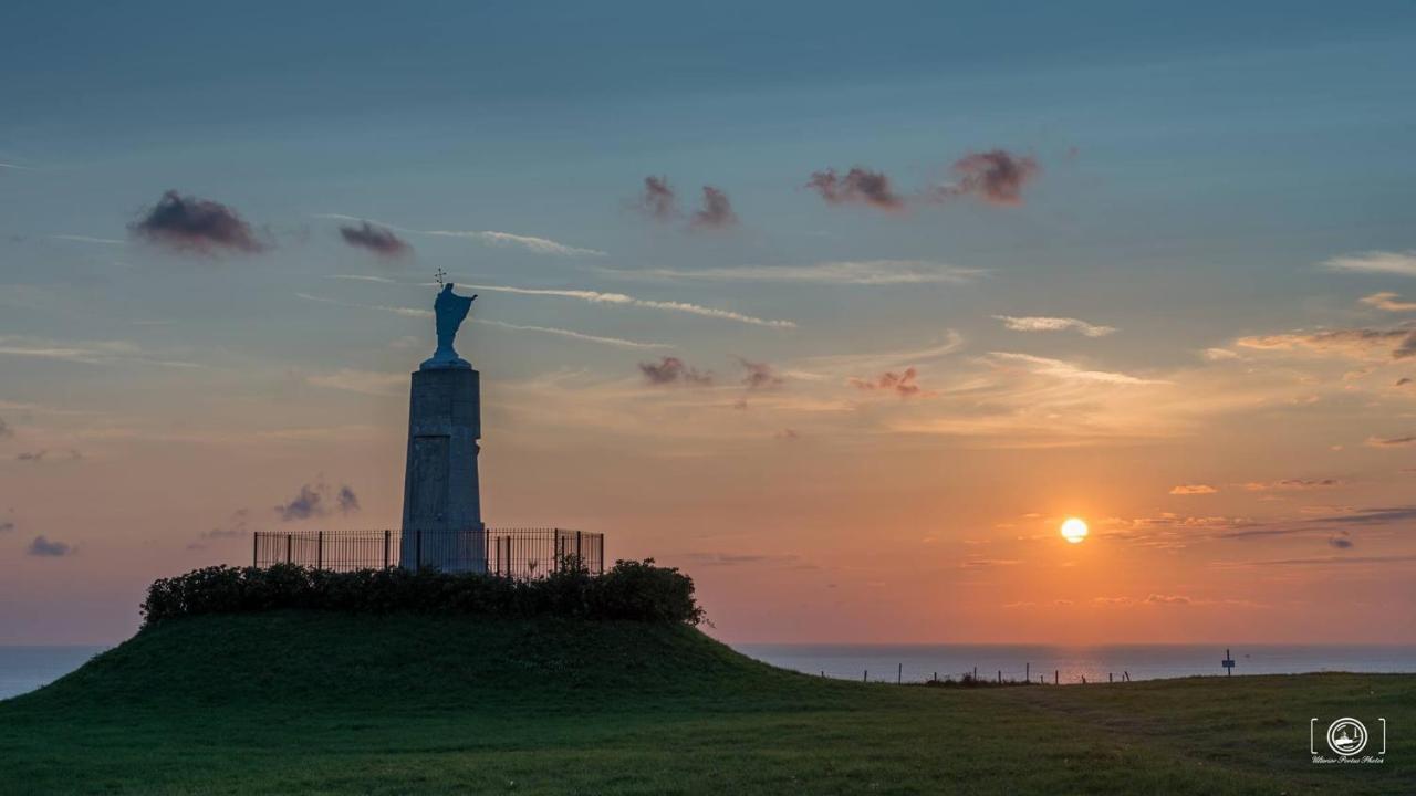 Idealement Situe "Le Studio" Les Locations Isahora Sont Aussi A 2 Pas Du Chateau D'Eu, Des Falaises Du Treport, De Mers Les Bains Et Aux Portes De La Baie De Somme ウー  エクステリア 写真